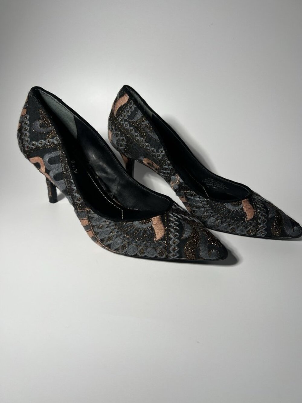 Charles by Charles David Embroidered Pointed Toe Pumps Women’s Size 7M